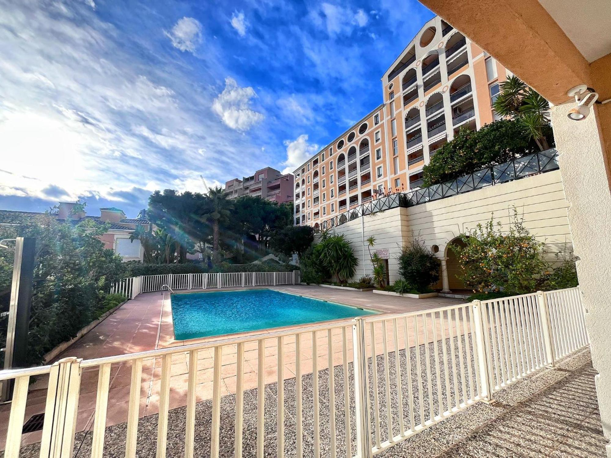 Direct Monaco 2 Pieces Devant Piscine ボーソレイユ エクステリア 写真