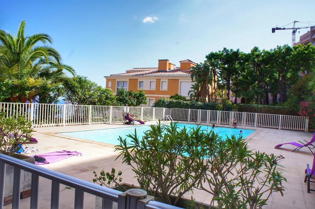 Direct Monaco 2 Pieces Devant Piscine ボーソレイユ エクステリア 写真